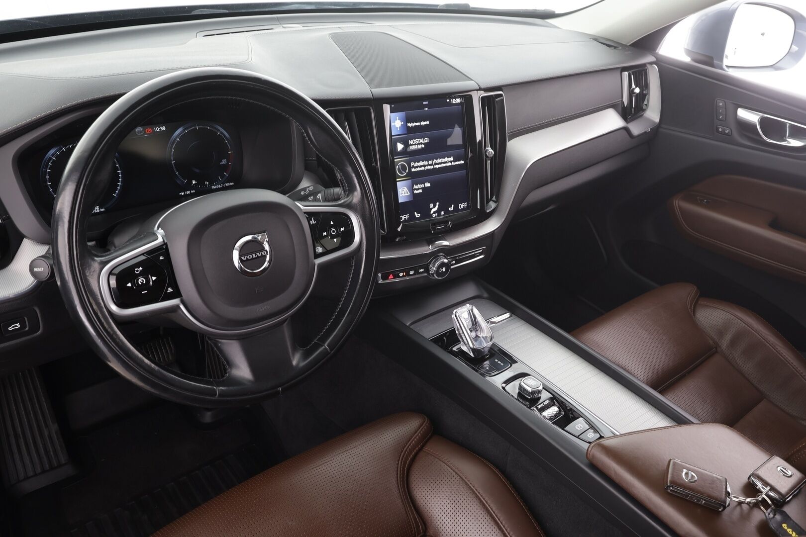 Volvo XC60 2020 B5 AWD MHEV Business Inscription aut * ACC / P.kamera / Full LED / Hierovat muistipenkit / Webasto / Koukku / KeylessGo * - Ilmastoidut nahat / Suomi-auto / Kahdet renkaat aluvanteilla