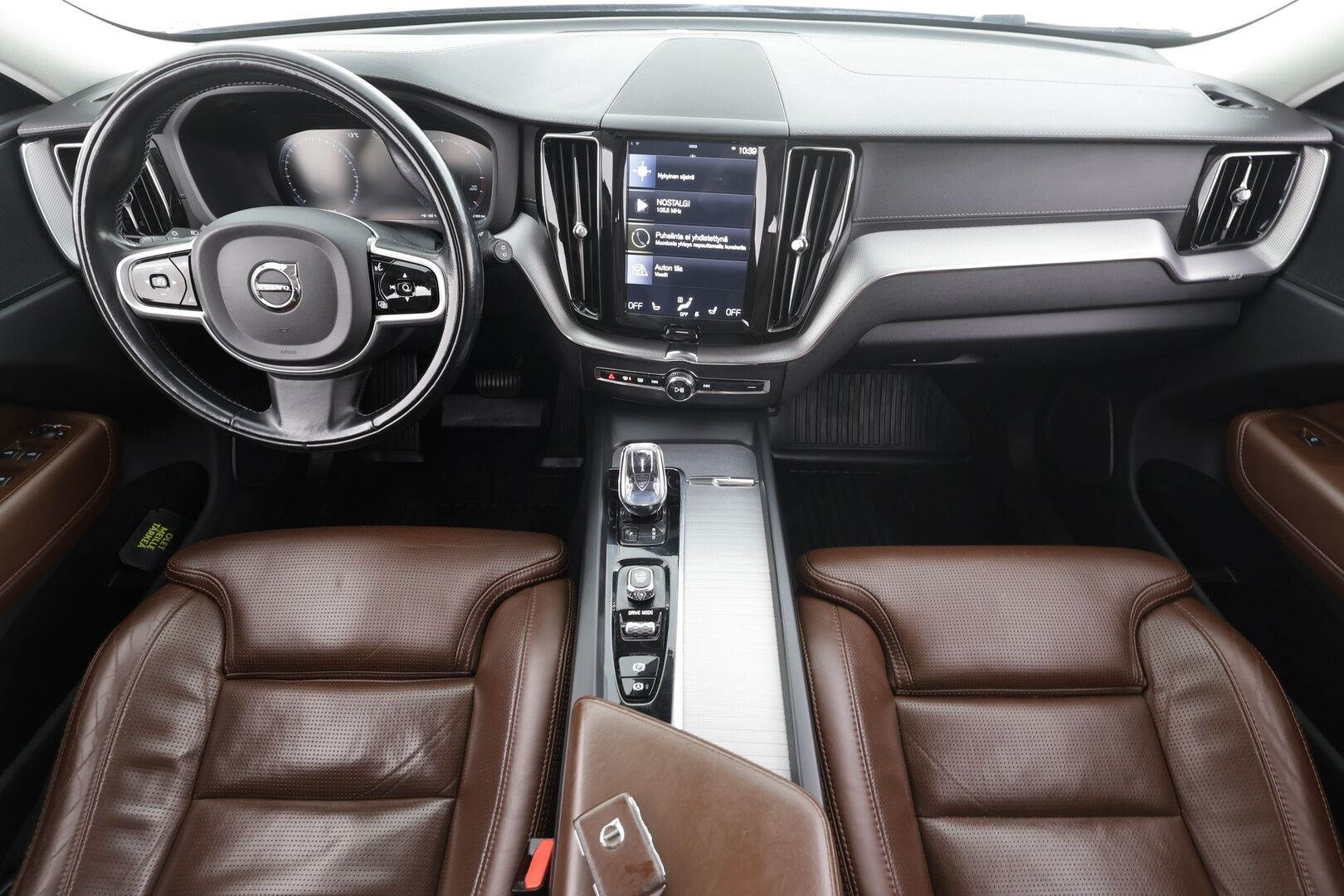 Volvo XC60 2020 B5 AWD MHEV Business Inscription aut * ACC / P.kamera / Full LED / Hierovat muistipenkit / Webasto / Koukku / KeylessGo * - Ilmastoidut nahat / Suomi-auto / Kahdet renkaat aluvanteilla