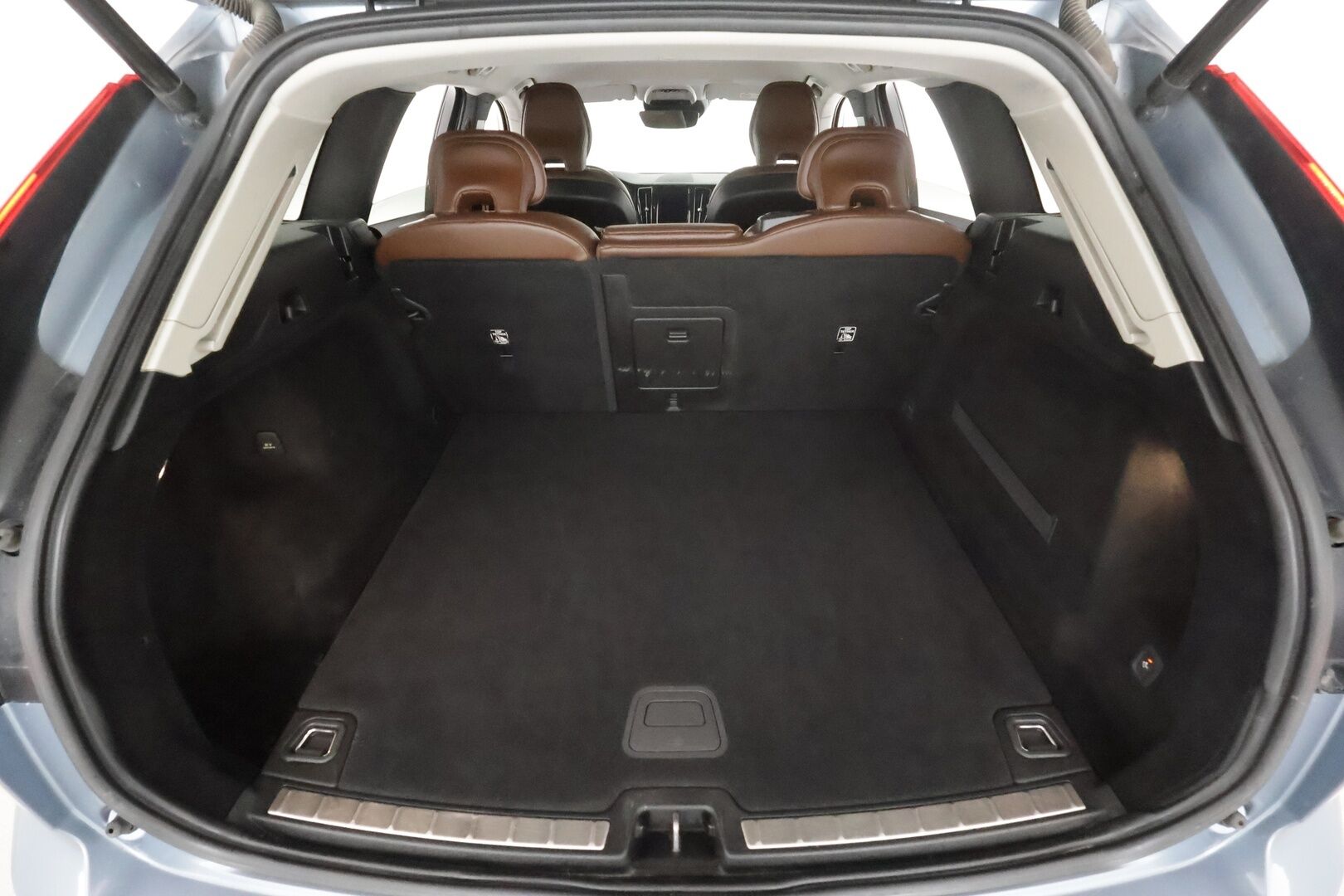 Volvo XC60 2020 B5 AWD MHEV Business Inscription aut * ACC / P.kamera / Full LED / Hierovat muistipenkit / Webasto / Koukku / KeylessGo * - Ilmastoidut nahat / Suomi-auto / Kahdet renkaat aluvanteilla