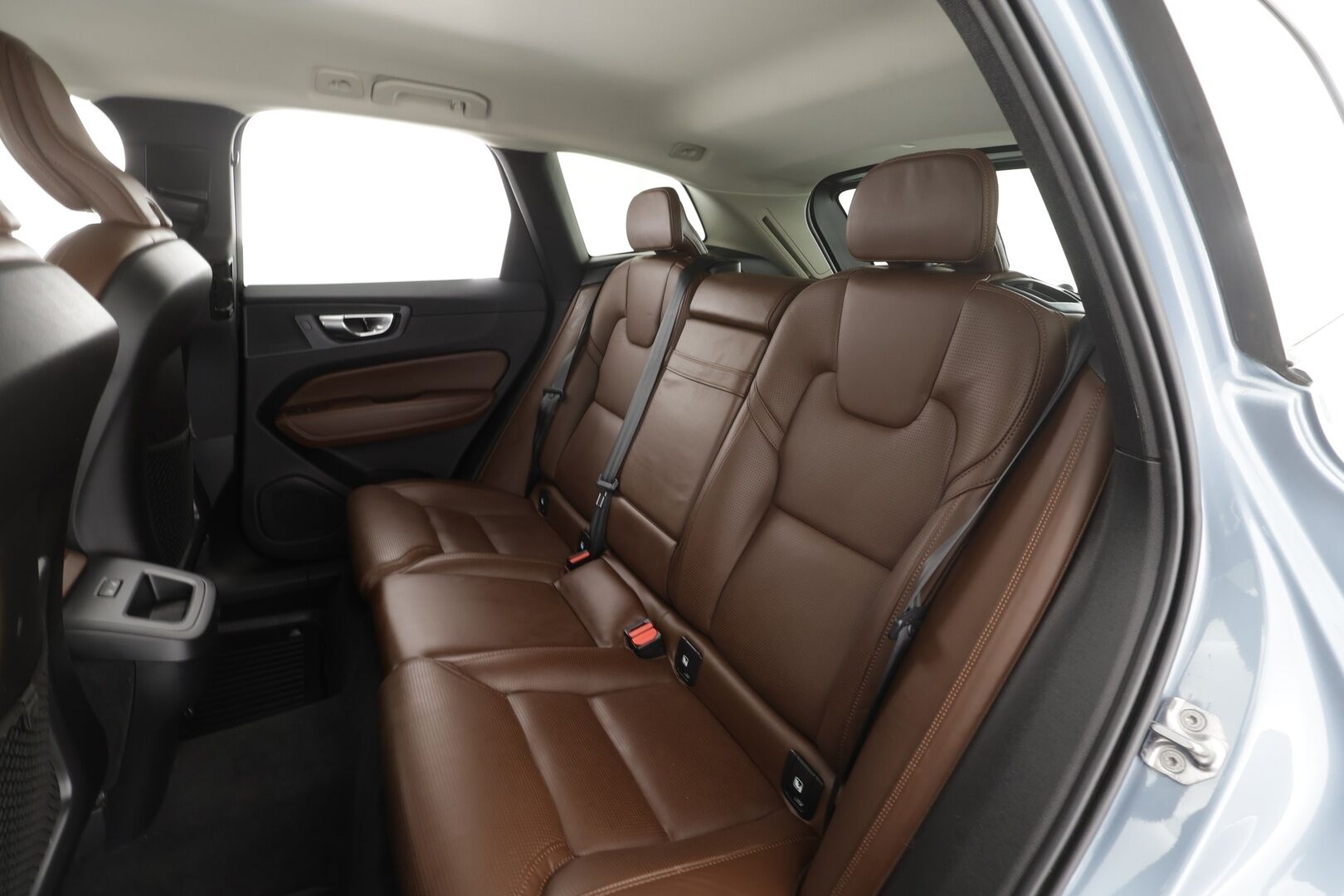 Volvo XC60 2020 B5 AWD MHEV Business Inscription aut * ACC / P.kamera / Full LED / Hierovat muistipenkit / Webasto / Koukku / KeylessGo * - Ilmastoidut nahat / Suomi-auto / Kahdet renkaat aluvanteilla
