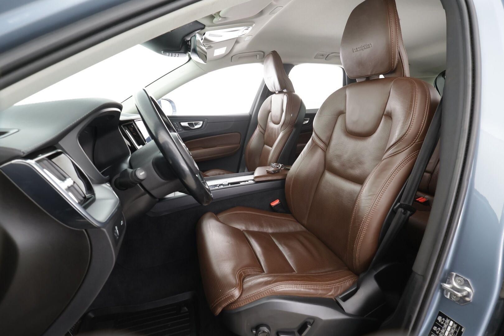 Volvo XC60 2020 B5 AWD MHEV Business Inscription aut * ACC / P.kamera / Full LED / Hierovat muistipenkit / Webasto / Koukku / KeylessGo * - Ilmastoidut nahat / Suomi-auto / Kahdet renkaat aluvanteilla