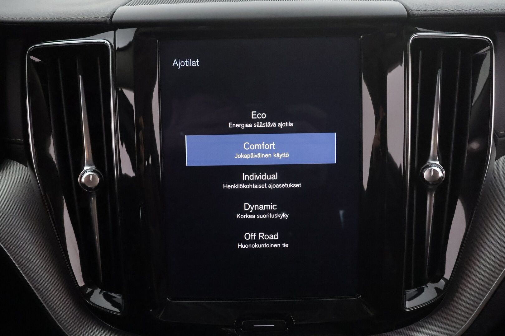 Volvo XC60 2020 B5 AWD MHEV Business Inscription aut * ACC / P.kamera / Full LED / Hierovat muistipenkit / Webasto / Koukku / KeylessGo * - Ilmastoidut nahat / Suomi-auto / Kahdet renkaat aluvanteilla