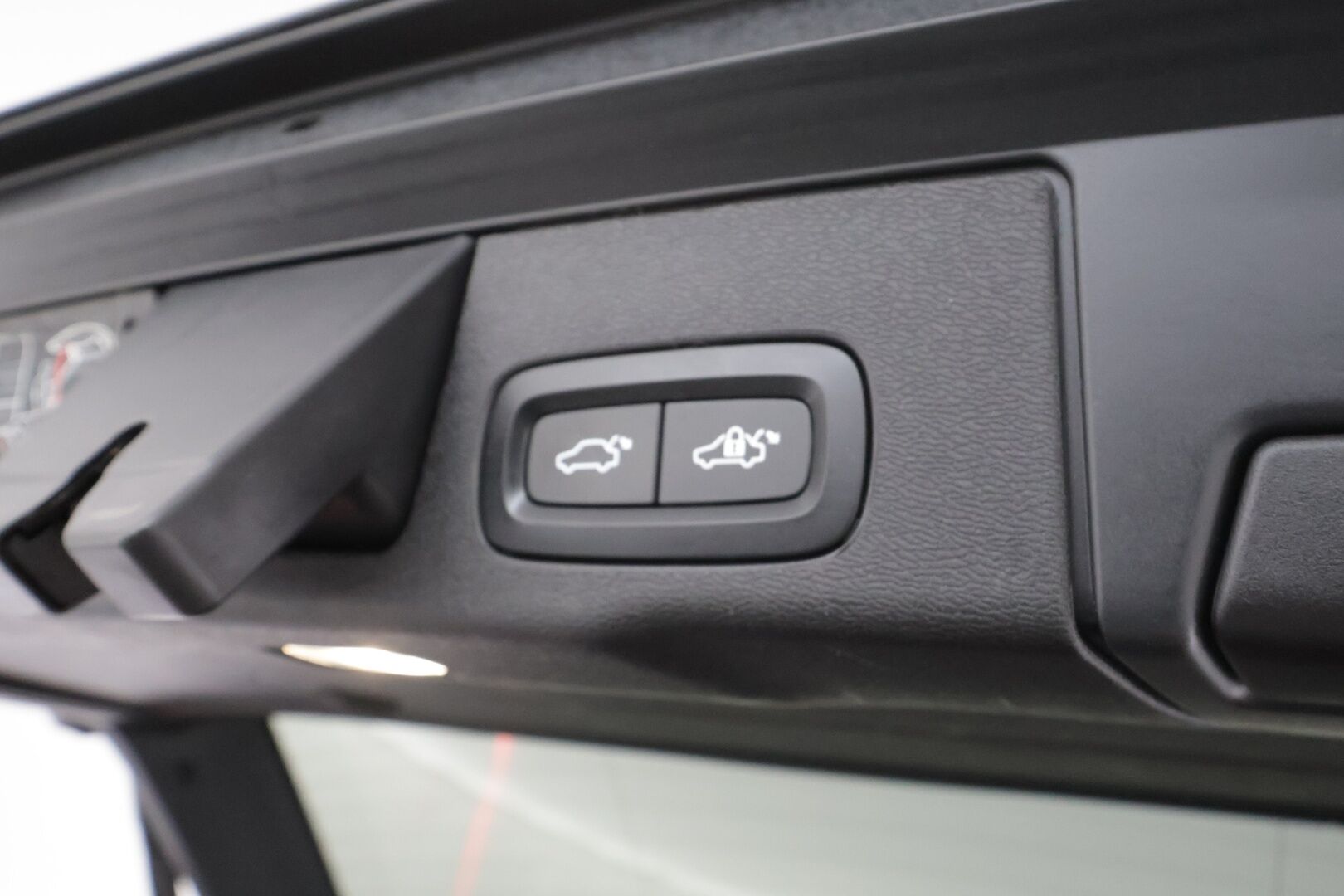 Volvo XC60 2020 B5 AWD MHEV Business Inscription aut * ACC / P.kamera / Full LED / Hierovat muistipenkit / Webasto / Koukku / KeylessGo * - Ilmastoidut nahat / Suomi-auto / Kahdet renkaat aluvanteilla