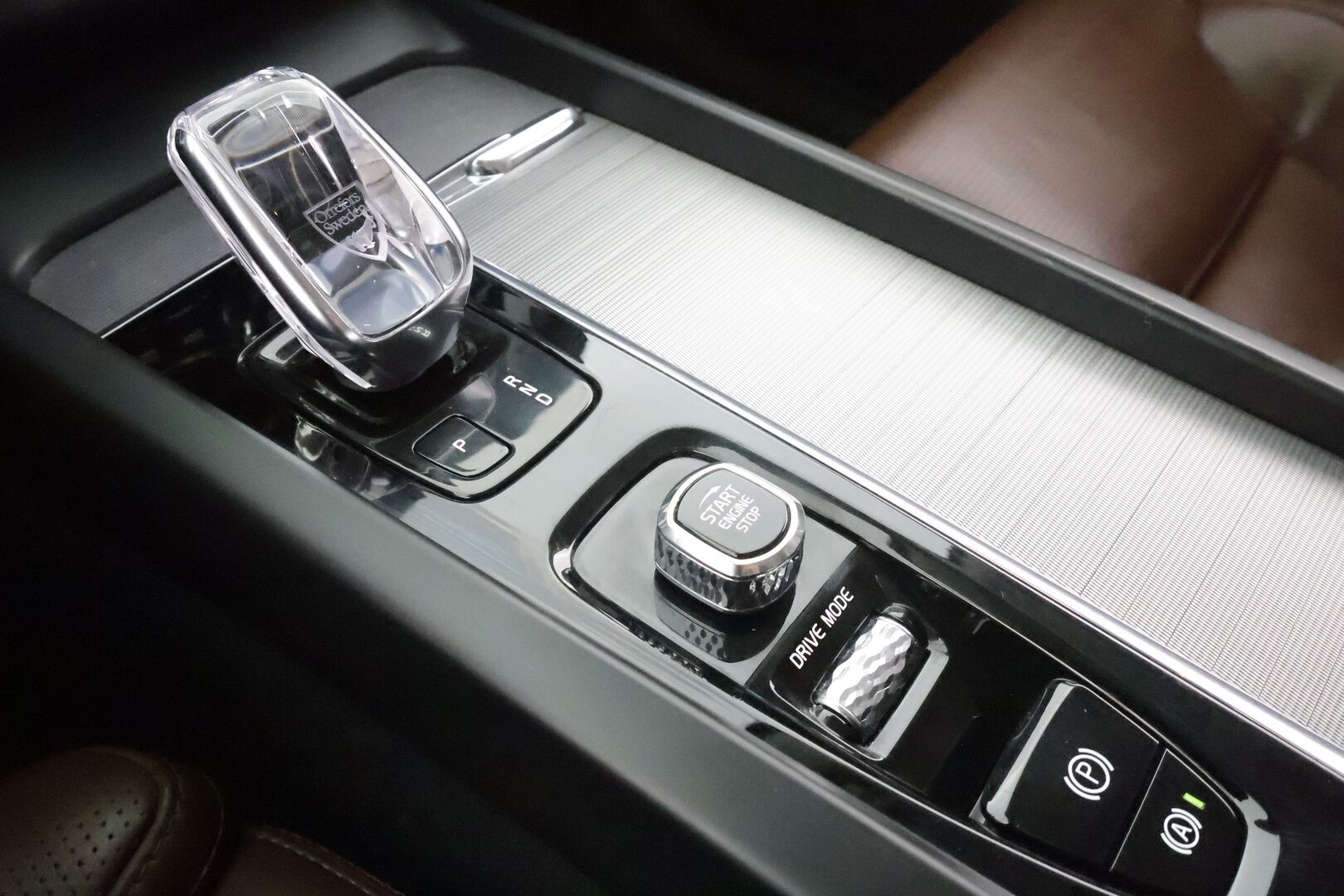 Volvo XC60 2020 B5 AWD MHEV Business Inscription aut * ACC / P.kamera / Full LED / Hierovat muistipenkit / Webasto / Koukku / KeylessGo * - Ilmastoidut nahat / Suomi-auto / Kahdet renkaat aluvanteilla