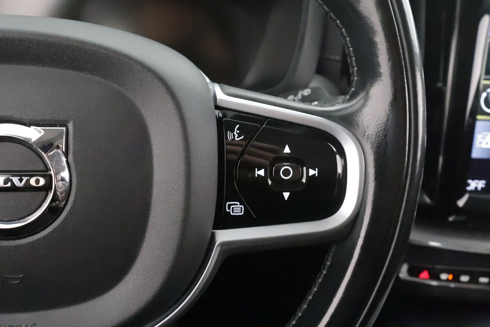 Volvo XC60 2020 B5 AWD MHEV Business Inscription aut * ACC / P.kamera / Full LED / Hierovat muistipenkit / Webasto / Koukku / KeylessGo * - Ilmastoidut nahat / Suomi-auto / Kahdet renkaat aluvanteilla