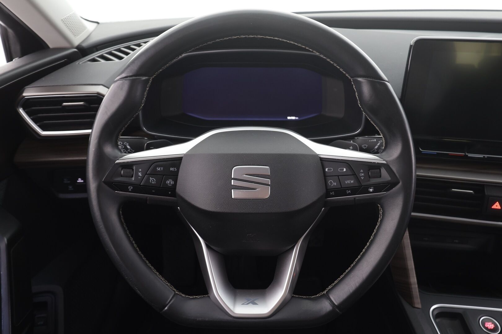 Seat Leon Sportstourer 2021 1,4 PHEV 204 eHybrid Xcellence DSG * ACC / LED / P.Kamera / Navi / Kaistavahti / Keyless * - Suomi-auto / 2x Latauskaapelit / Kahdet renkaat