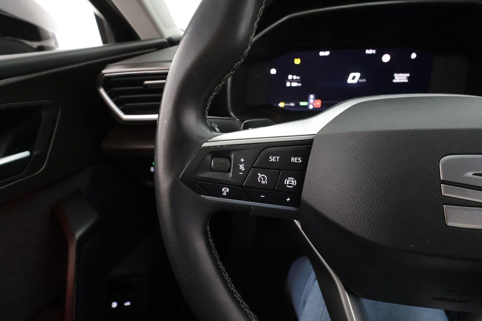 Seat Leon Sportstourer 2021 1,4 PHEV 204 eHybrid Xcellence DSG * ACC / LED / P.Kamera / Navi / Kaistavahti / Keyless * - Suomi-auto / 2x Latauskaapelit / Kahdet renkaat