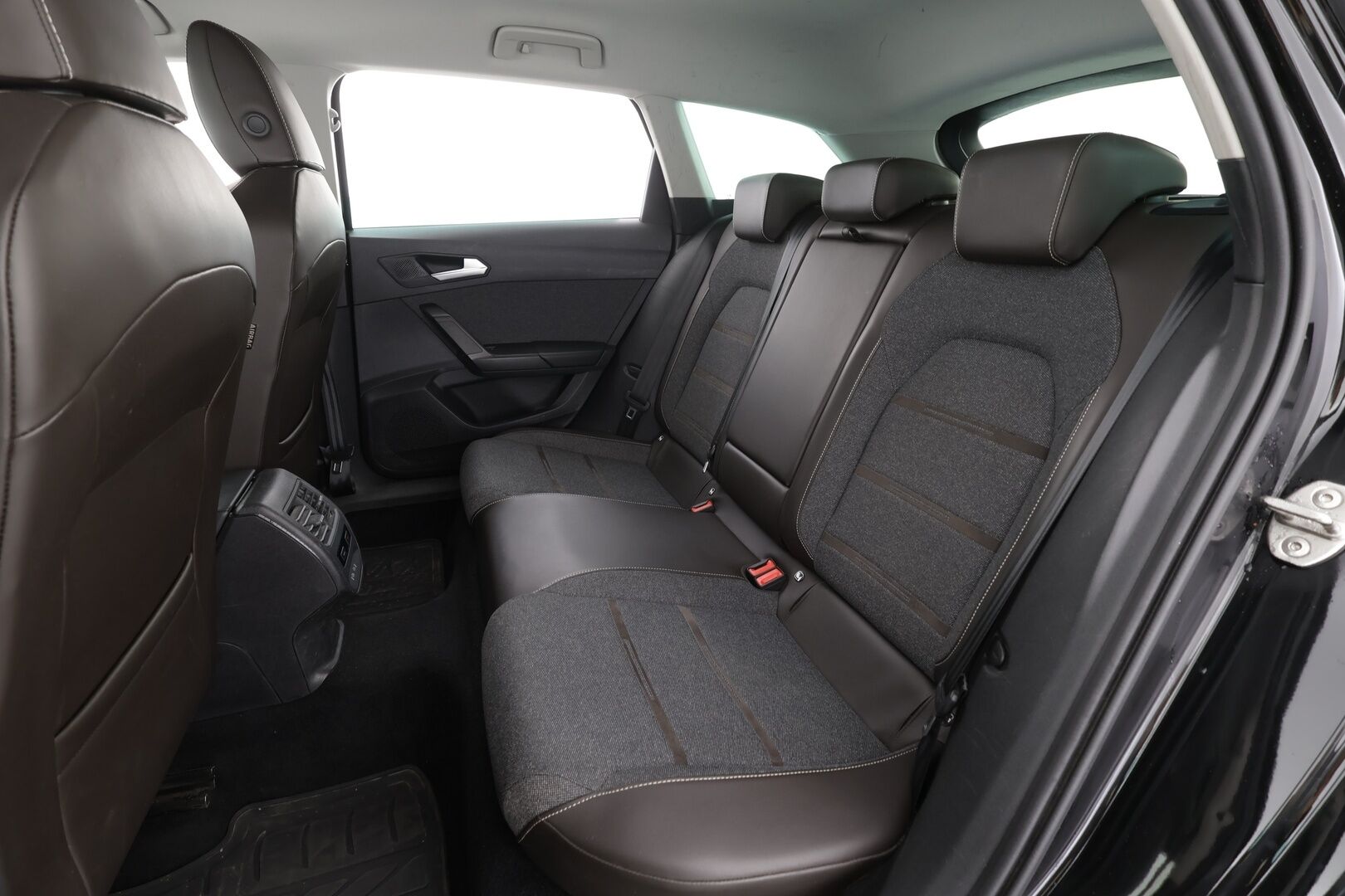 Seat Leon Sportstourer 2021 1,4 PHEV 204 eHybrid Xcellence DSG * ACC / LED / P.Kamera / Navi / Kaistavahti / Keyless * - Suomi-auto / 2x Latauskaapelit / Kahdet renkaat