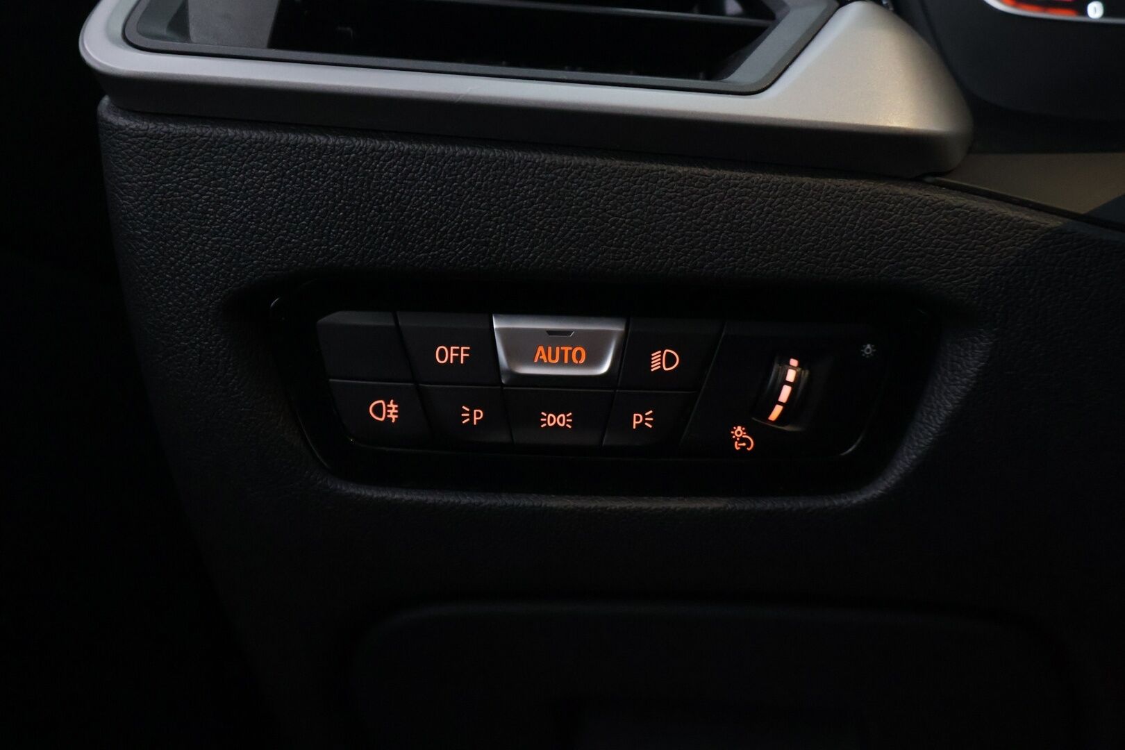 BMW 320 2021 G21 Touring 320d A xDrive Business MHEV ** Suomi-auto / Vetokoukku / Display Key / P.Tutkat / LED ** - 2-omisteinen / 2x vanteet