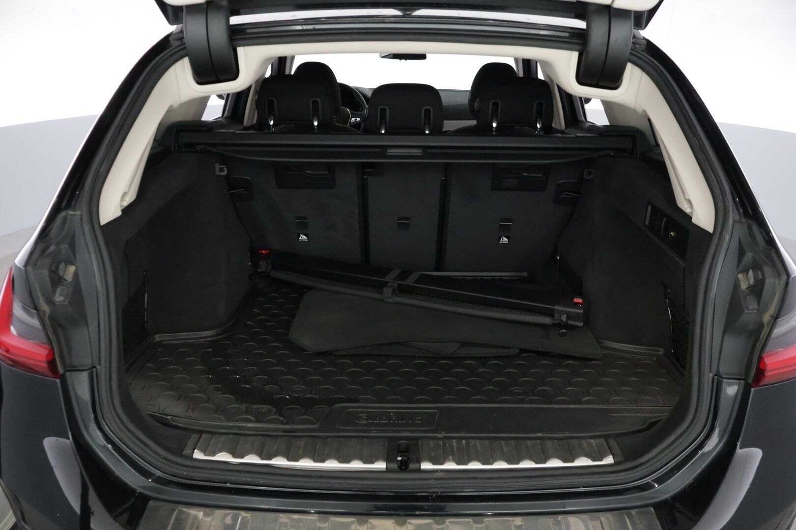 BMW 320 2021 G21 Touring 320d A xDrive Business MHEV ** Suomi-auto / Vetokoukku / Display Key / P.Tutkat / LED ** - 2-omisteinen / 2x vanteet