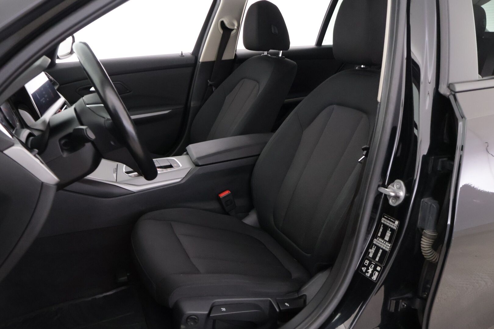 BMW 320 2021 G21 Touring 320d A xDrive Business MHEV ** Suomi-auto / Vetokoukku / Display Key / P.Tutkat / LED ** - 2-omisteinen / 2x vanteet