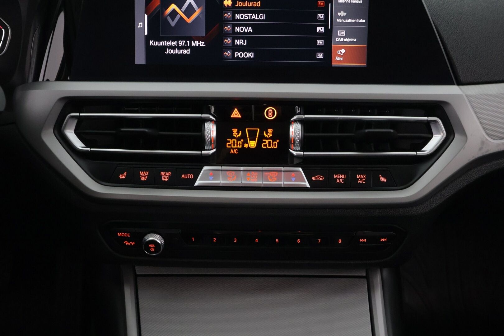 BMW 320 2021 G21 Touring 320d A xDrive Business MHEV ** Suomi-auto / Vetokoukku / Display Key / P.Tutkat / LED ** - 2-omisteinen / 2x vanteet