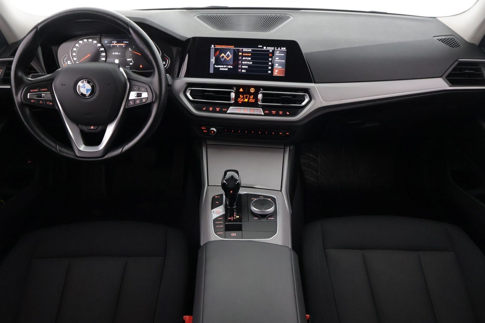 BMW 320 2021 G21 Touring 320d A xDrive Business MHEV ** Suomi-auto / Vetokoukku / Display Key / P.Tutkat / LED ** - 2-omisteinen / 2x vanteet