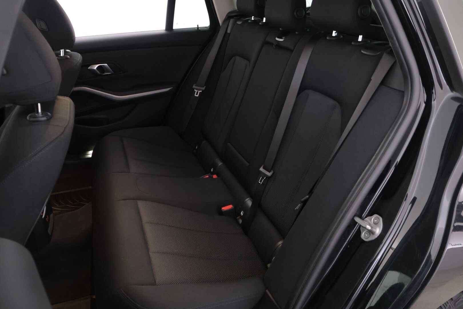 BMW 320 2021 G21 Touring 320d A xDrive Business MHEV ** Suomi-auto / Vetokoukku / Display Key / P.Tutkat / LED ** - 2-omisteinen / 2x vanteet