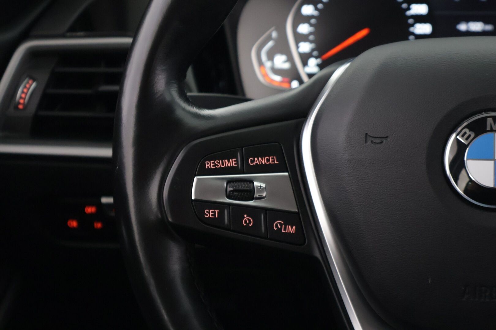 BMW 320 2021 G21 Touring 320d A xDrive Business MHEV ** Suomi-auto / Vetokoukku / Display Key / P.Tutkat / LED ** - 2-omisteinen / 2x vanteet