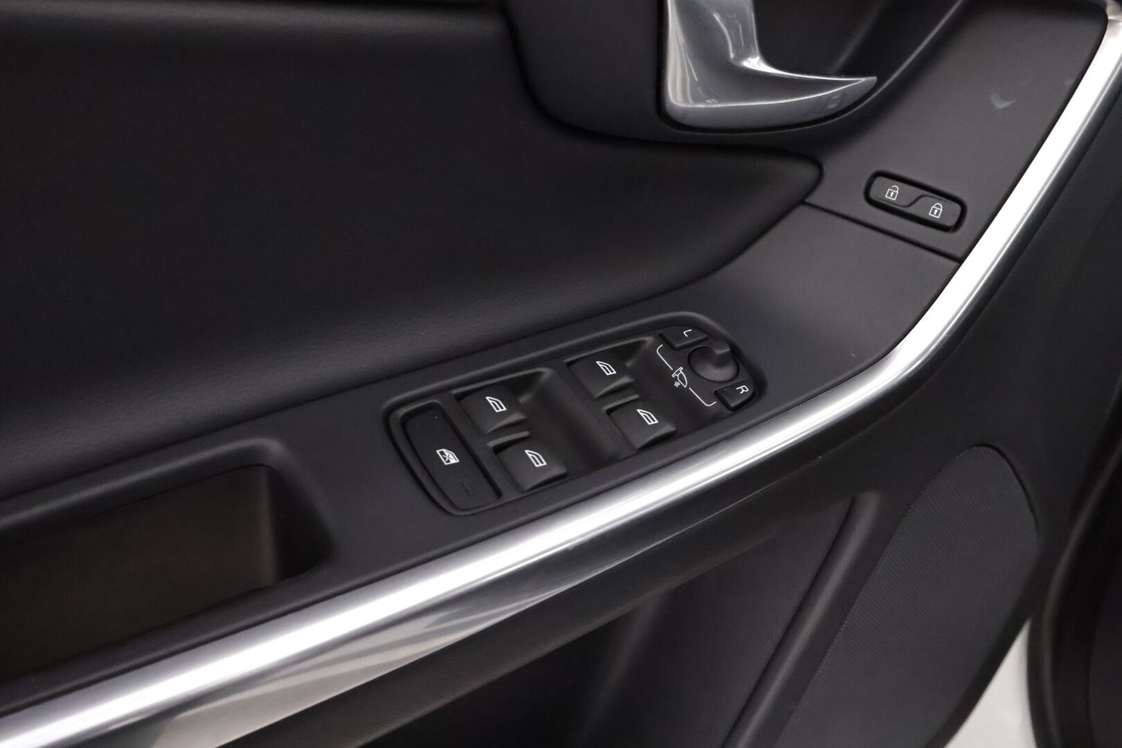 Volvo XC60 2016 D4 AWD Summum Classic Business aut. - Webasto | Adapt.vakkari | Vetokoukku | Peruutuskamera | Lämm.tuulilasi | Nahkasisusta | Ratinlämmitin | Huippuvarusteet!
