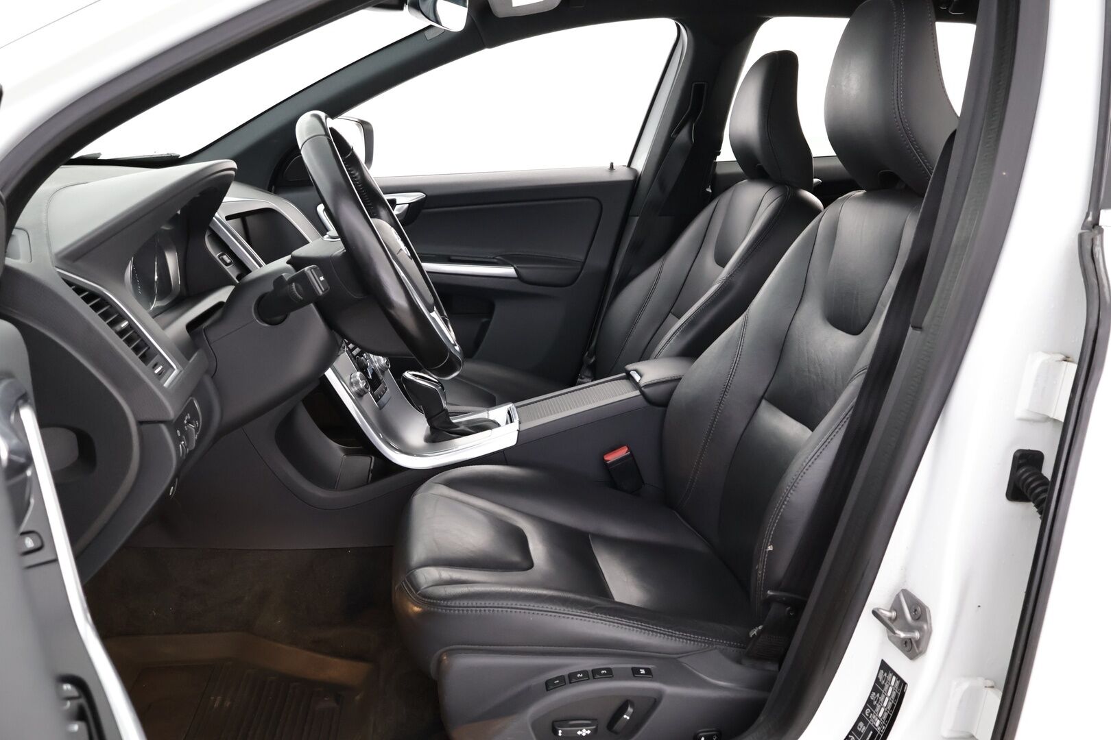 Volvo XC60 2016 D4 AWD Summum Classic Business aut. - Webasto | Adapt.vakkari | Vetokoukku | Peruutuskamera | Lämm.tuulilasi | Nahkasisusta | Ratinlämmitin | Huippuvarusteet!