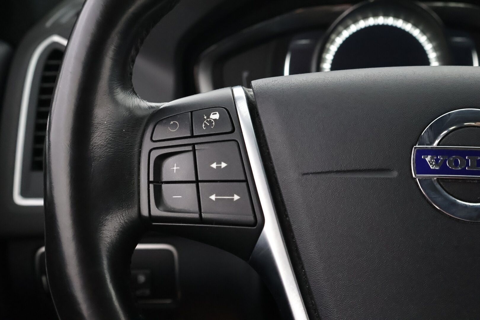 Volvo XC60 2016 D4 AWD Summum Classic Business aut. - Webasto | Adapt.vakkari | Vetokoukku | Peruutuskamera | Lämm.tuulilasi | Nahkasisusta | Ratinlämmitin | Huippuvarusteet!