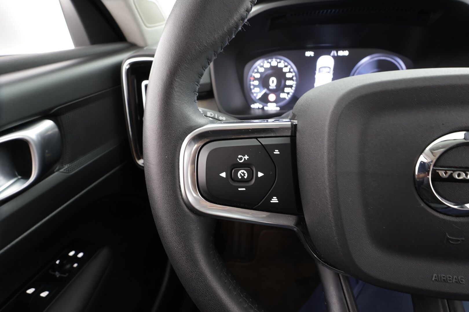 Volvo XC40 2021 T5 TwE Inscription aut * ACC / P.kamera / LED / Navi / Webasto / Sporttinahat / KeylessGo / Sähköluukku * - Suomi-auto / Kahdet renkaat aluvanteilla / Merkkihuollettu - HULLUT JOULUT KORKOTARJOUS 2,49% 