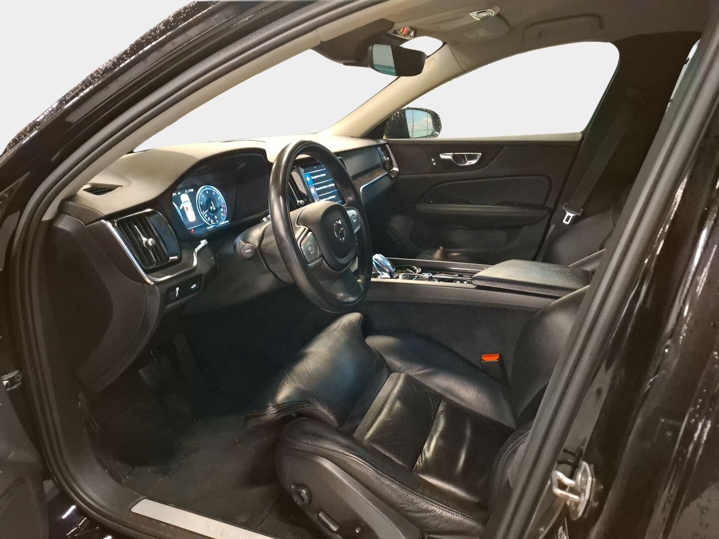 Volvo S60 2021 B5 MHEV Business Inscription / Webasto / Koukku / Adapt.Vakkari / P. Kamera / Sporttipenkki Muistilla / Kaistavahti / Keyless / - 2-om. Suomi-auto / Todella hyvä huoltohistoria! / Hyvällä maulla laitettu / Chrome delete - HULLU BLACKWEEK KORKOTARJOUS 2,49%