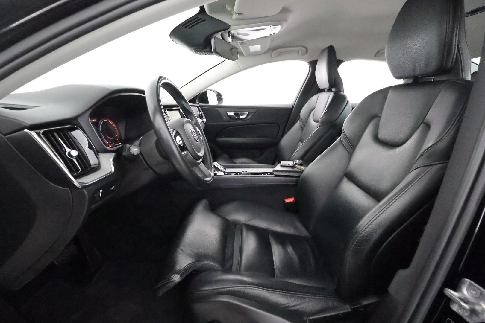 Volvo S60 2021 B5 MHEV Business Inscription*  Webasto / Koukku / Adapt.Vakkari / P. Kamera / Sporttipenkki Muistilla / Kaistavahti / KeylessGO * - Hieno 1om. Suomi-Auto parhaalla Inscription varustepaketilla! Auto tottakai 2x renkailla ja vanteilla, sekä tehokkaimmalla B5 bensakoneella!