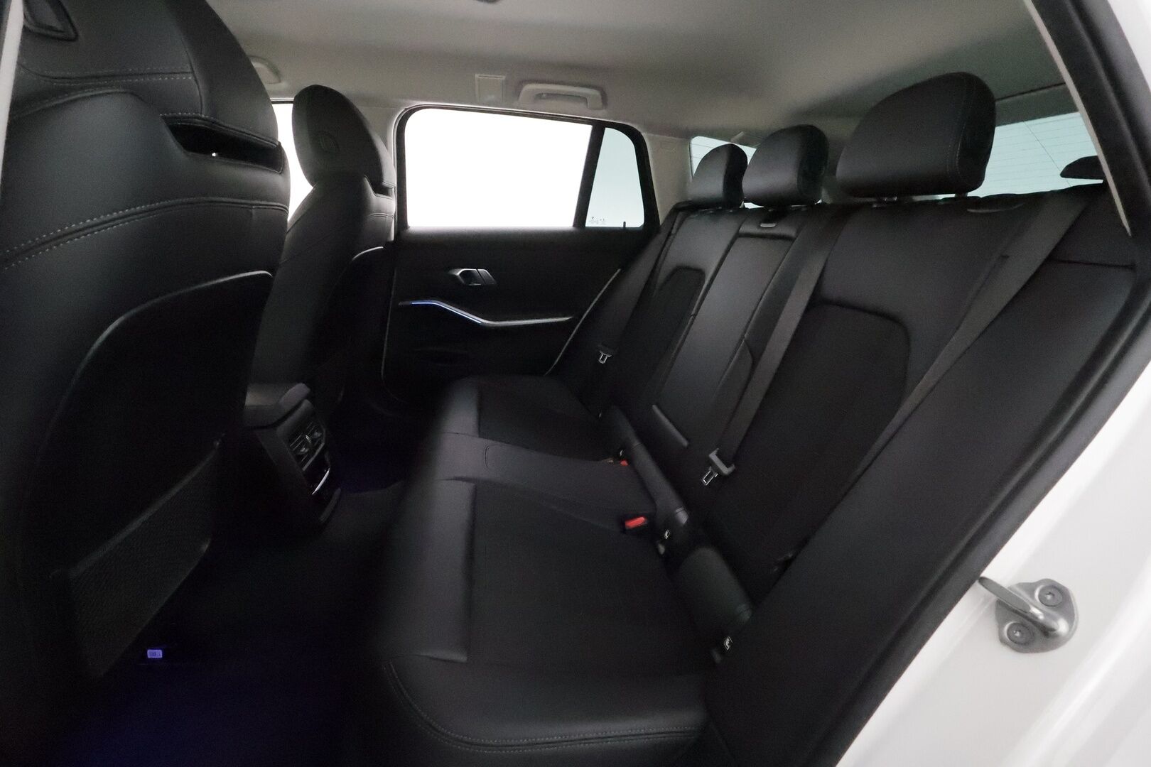 BMW 320 2021 G21 Touring 320d A xDrive Business Sport MHEV * Webasto / LED / Navi / Sporttipenkit / Sähköluukku * - Suomi-auto / Kahdet renkaat aluvanteilla / Juuri huollettuna! - HULLU BLACKWEEK KORKOTARJOUS 2,49%