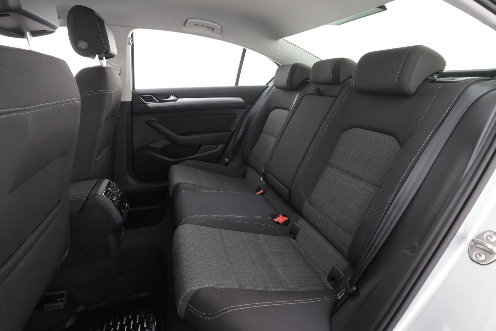 Volkswagen Passat 2021 Sedan Style 1,5 TSI EVO 110 kW DSG * Webasto / ACC / LED / P.kamera / Navi / Kaistavahti / Keyless * - 1-om Suomi-auto / Kahdet renkaat aluvanteilla