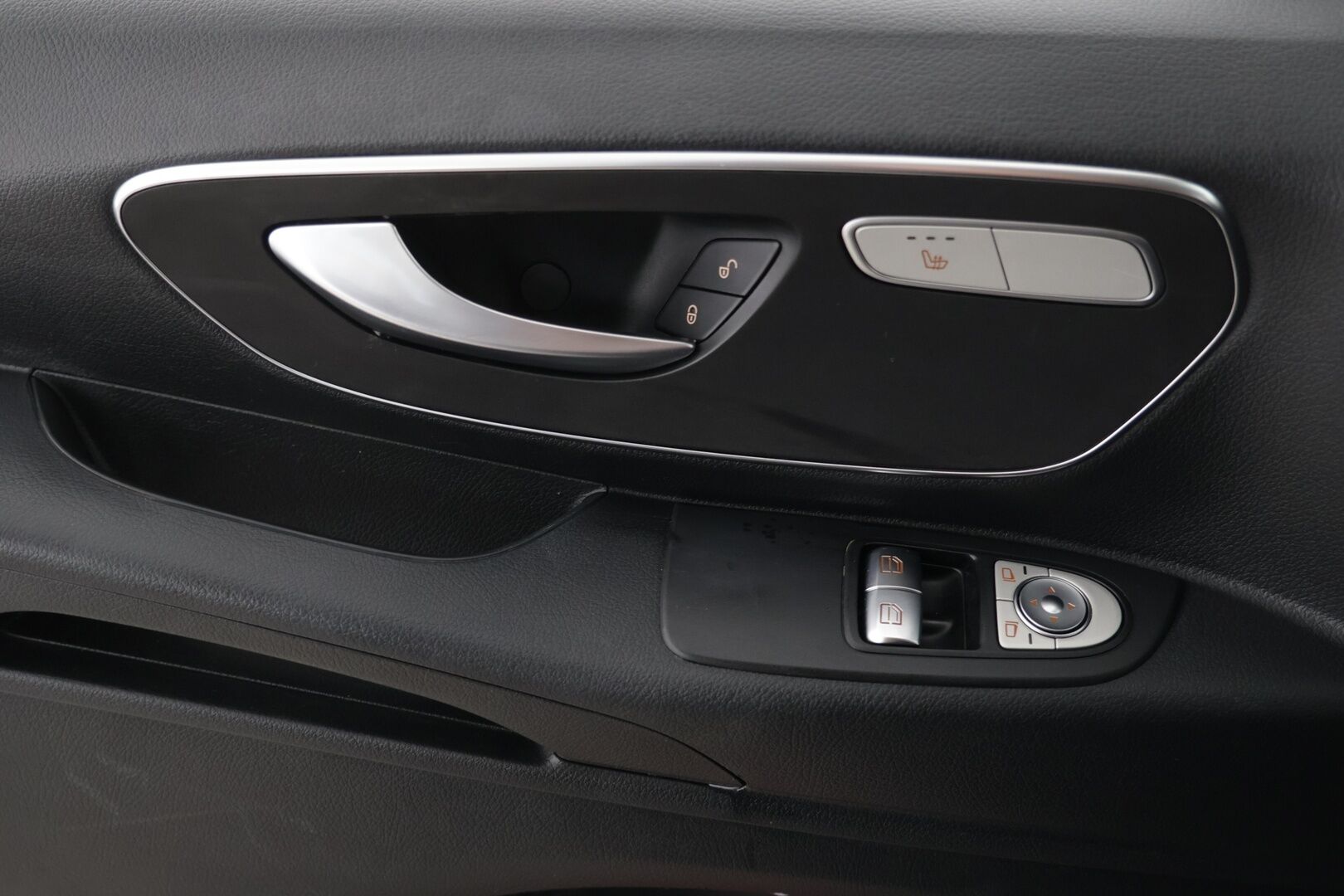 Mercedes-Benz Vito 2021 116CDI 4x4-3,05/32K keskipitkä A2 A 4MATIC Black Series / ALV / Distronic+ / Webasto / P-kamera / Koukku / Nahkasisusta - Suomi-auto / Pariovet / Siisti! - HULLUT AVAJAISHULINAT KORKOTARJOUS 3,29 %