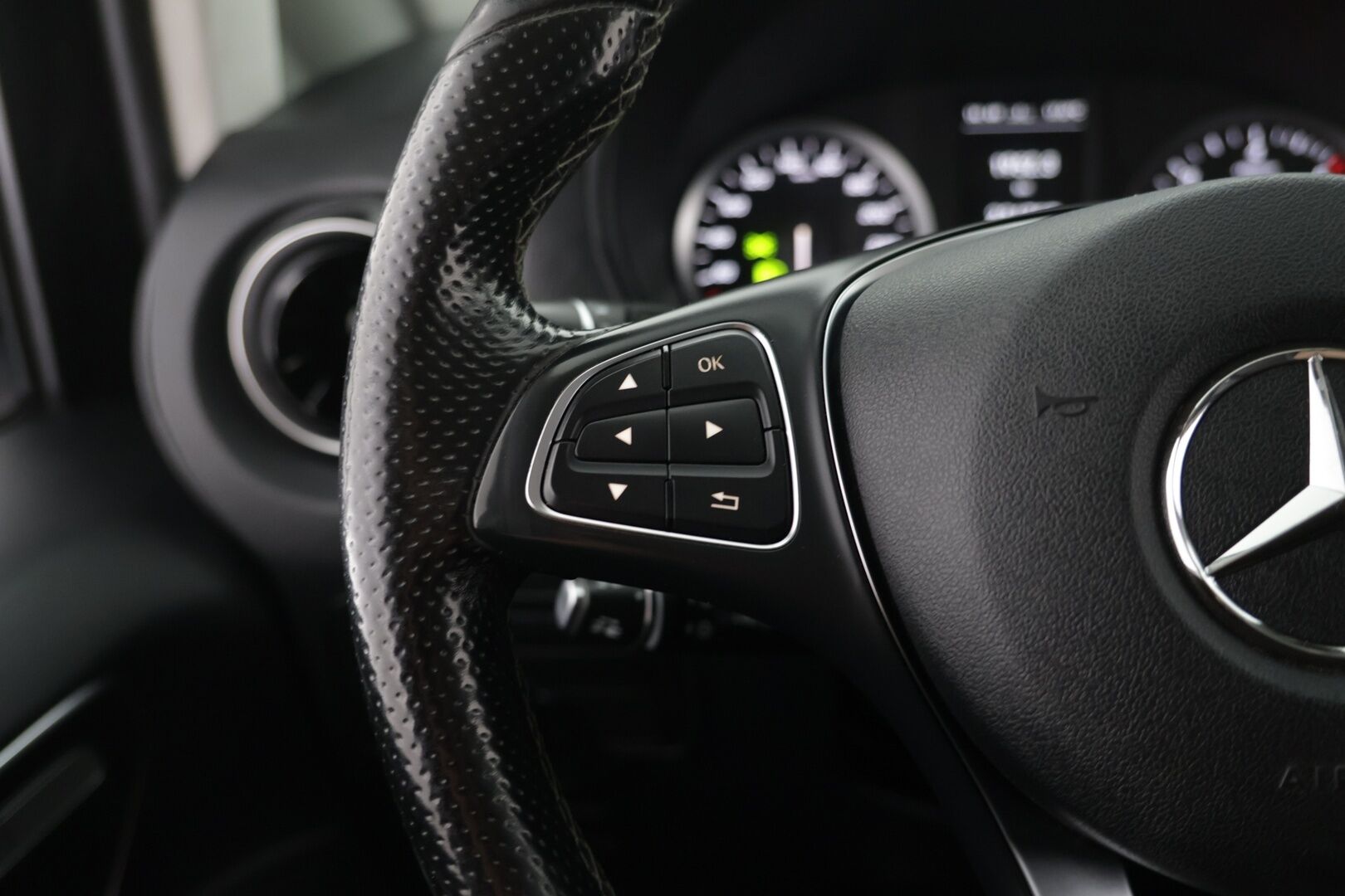 Mercedes-Benz Vito 2021 116CDI 4x4-3,05/32K keskipitkä A2 A 4MATIC Black Series / ALV / Distronic+ / Webasto / P-kamera / Koukku / Nahkasisusta - Suomi-auto / Pariovet / Siisti! - HULLUT AVAJAISHULINAT KORKOTARJOUS 3,29 %