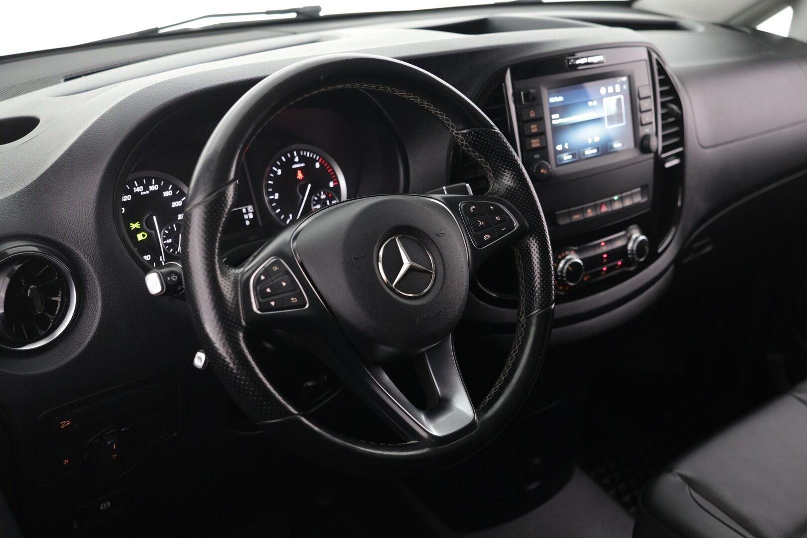 Mercedes-Benz Vito 2021 116CDI 4x4-3,05/32K keskipitkä A2 A 4MATIC Black Series / ALV / Distronic+ / Webasto / P-kamera / Koukku / Nahkasisusta - Suomi-auto / Pariovet / Siisti! - HULLUT AVAJAISHULINAT KORKOTARJOUS 3,29 %