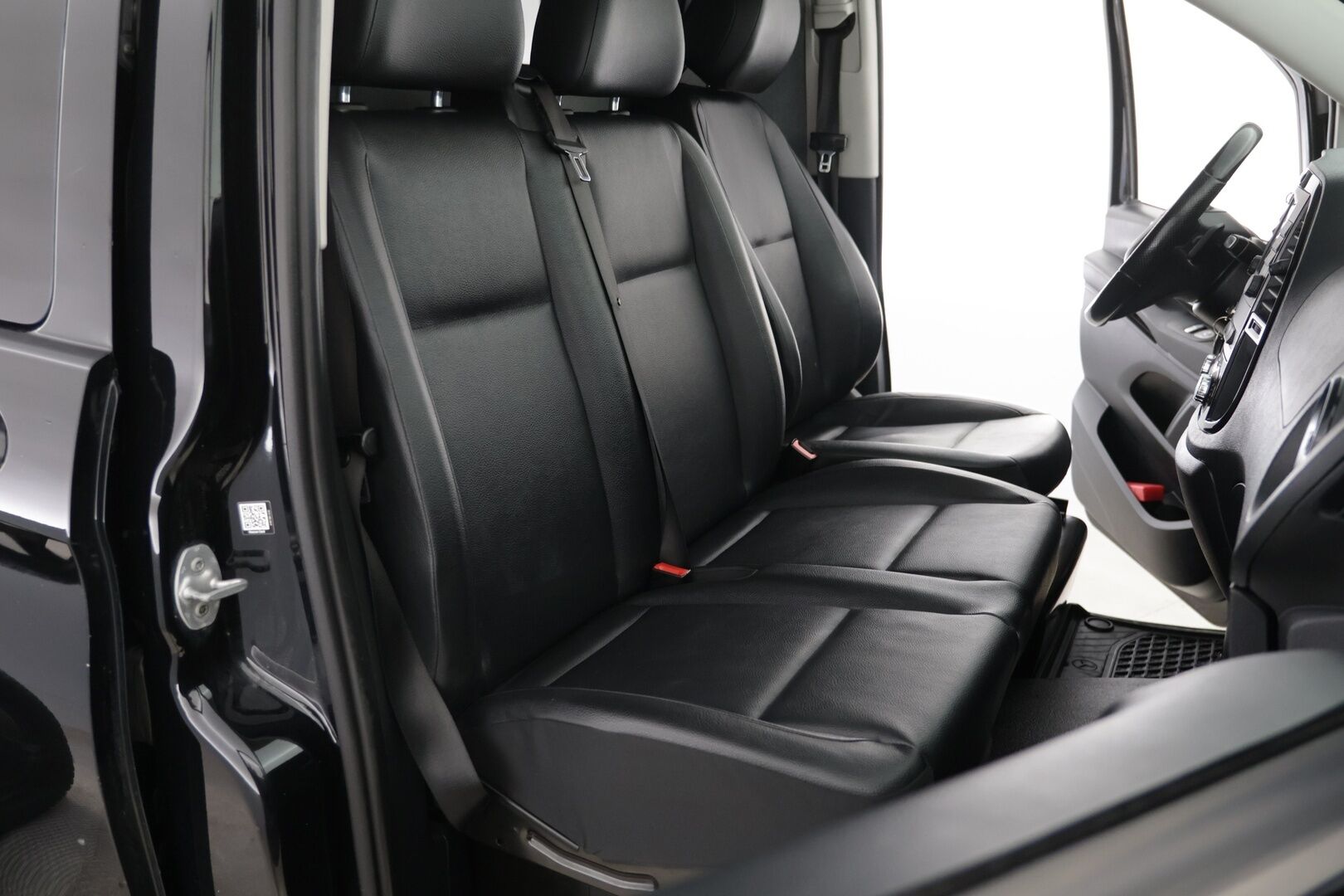 Mercedes-Benz Vito 2021 116CDI 4x4-3,05/32K keskipitkä A2 A 4MATIC Black Series / ALV / Distronic+ / Webasto / P-kamera / Koukku / Nahkasisusta - Suomi-auto / Pariovet / Siisti! - HULLUT AVAJAISHULINAT KORKOTARJOUS 3,29 %