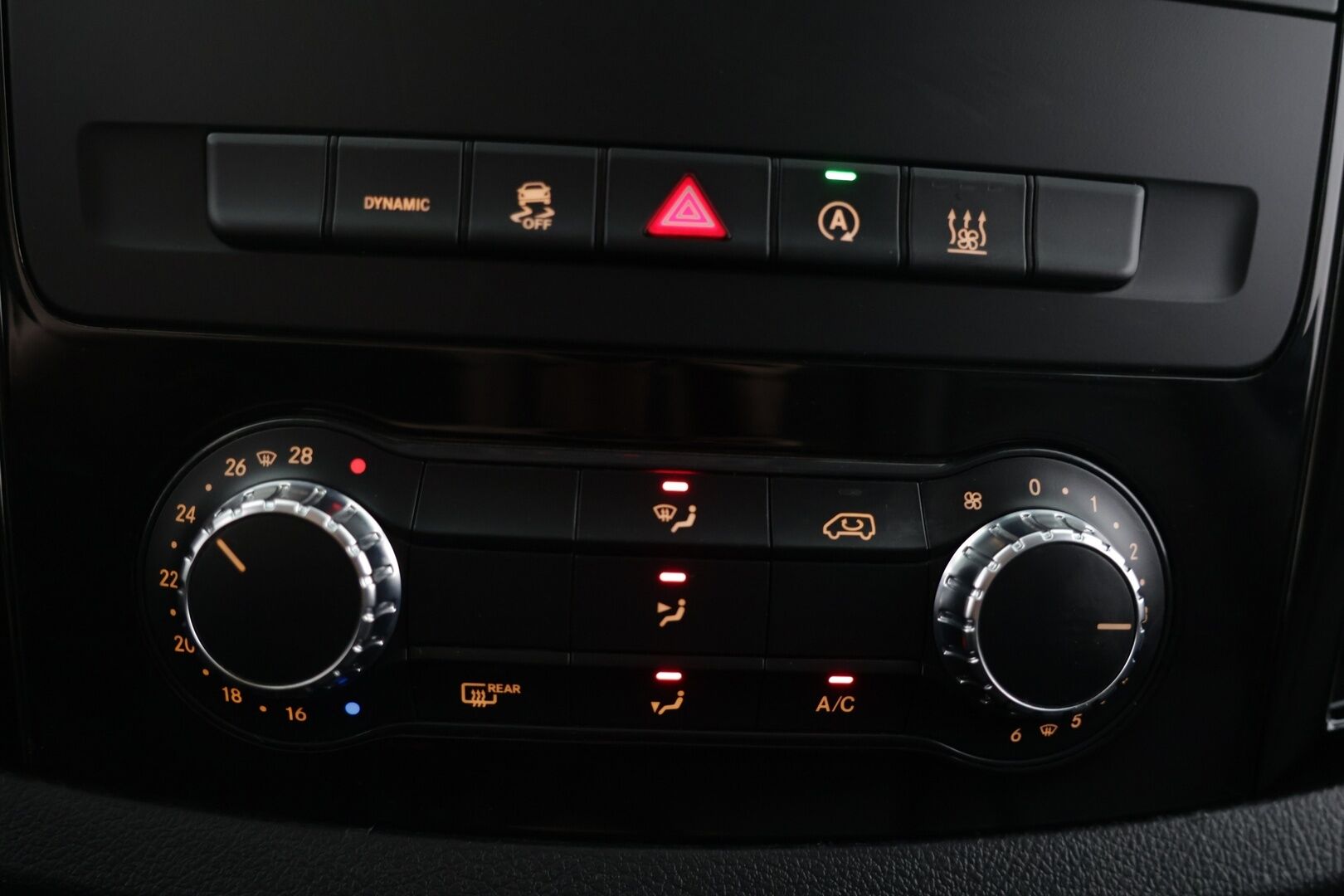 Mercedes-Benz Vito 2021 116CDI 4x4-3,05/32K keskipitkä A2 A 4MATIC Black Series / ALV / Distronic+ / Webasto / P-kamera / Koukku / Nahkasisusta - Suomi-auto / Pariovet / Siisti! - HULLUT AVAJAISHULINAT KORKOTARJOUS 3,29 %