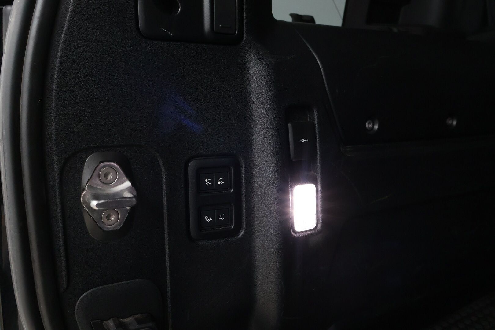 Land Rover Defender 2023 110 P400e Plug-in Hybrid SE 23MY - 2,99 % KORKOTARJOUS TÄHÄN AUTOON - 1OM Suomiauto / Webasto / Meridian / Matrix LED /  Adapt.Vakkari / Ilma-Alusta / Vetokoukku / Nahkasisusta / Supervarusteet!