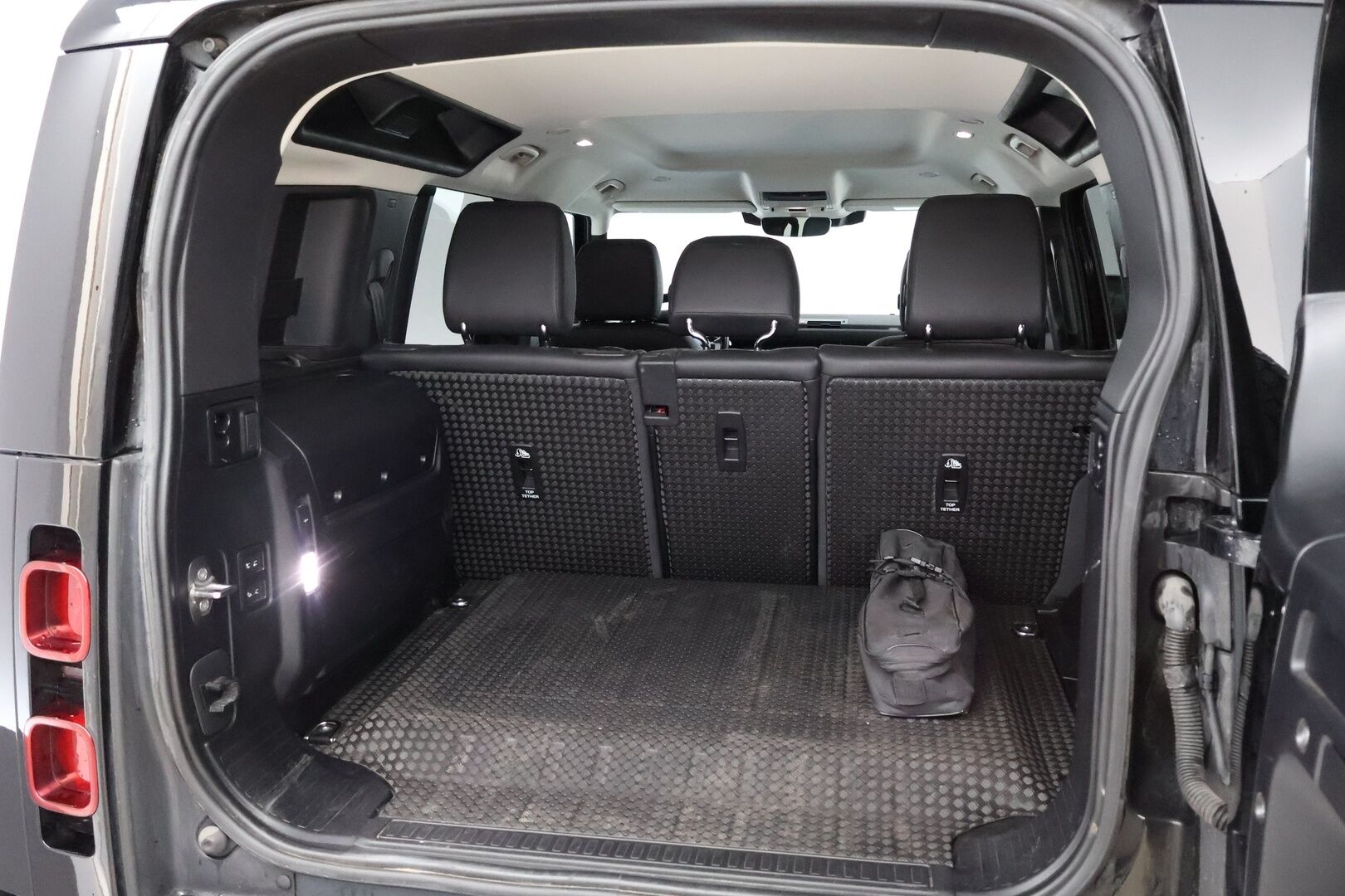 Land Rover Defender 2023 110 P400e Plug-in Hybrid SE 23MY - 1OM Suomiauto / Webasto / Meridian / Matrix LED /  Adapt.Vakkari / Ilma-Alusta / Vetokoukku / Nahkasisusta / Supervarusteet! - HULLUT JOULUT KORKOTARJOUS 2,49% 