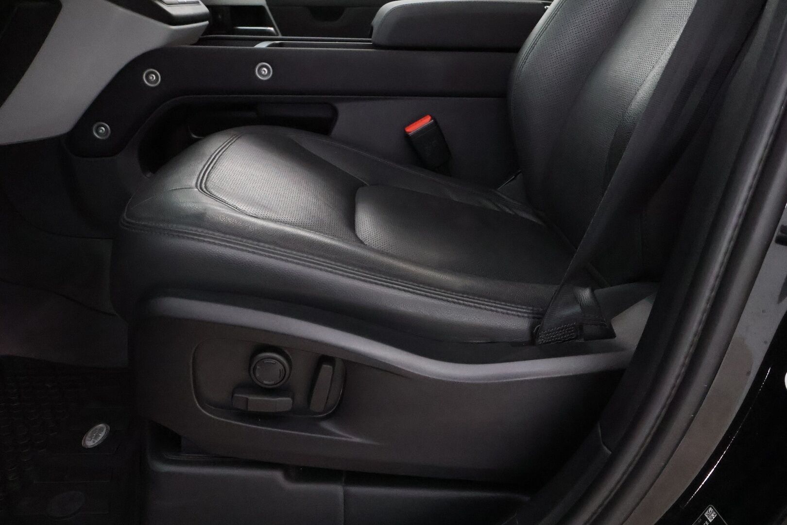 Land Rover Defender 2023 110 P400e Plug-in Hybrid SE 23MY - 1OM Suomiauto / Webasto / Meridian / Matrix LED /  Adapt.Vakkari / Ilma-Alusta / Vetokoukku / Nahkasisusta / Supervarusteet! - HULLUT JOULUT KORKOTARJOUS 2,49% 