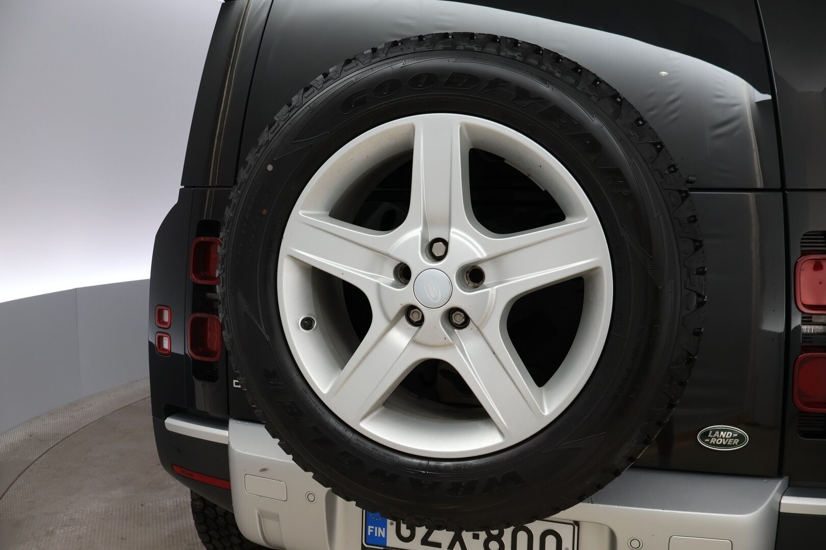 Land Rover Defender 2023 110 P400e Plug-in Hybrid SE 23MY - 2,99 % KORKOTARJOUS TÄHÄN AUTOON - 1OM Suomiauto / Webasto / Meridian / Matrix LED /  Adapt.Vakkari / Ilma-Alusta / Vetokoukku / Nahkasisusta / Supervarusteet!
