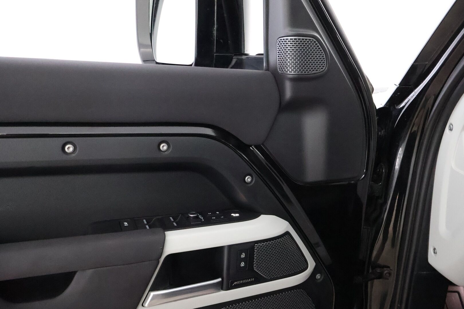 Land Rover Defender 2023 110 P400e Plug-in Hybrid SE 23MY - 1OM Suomiauto / Webasto / Meridian / Matrix LED /  Adapt.Vakkari / Ilma-Alusta / Vetokoukku / Nahkasisusta / Supervarusteet! - HULLUT JOULUT KORKOTARJOUS 2,49% 