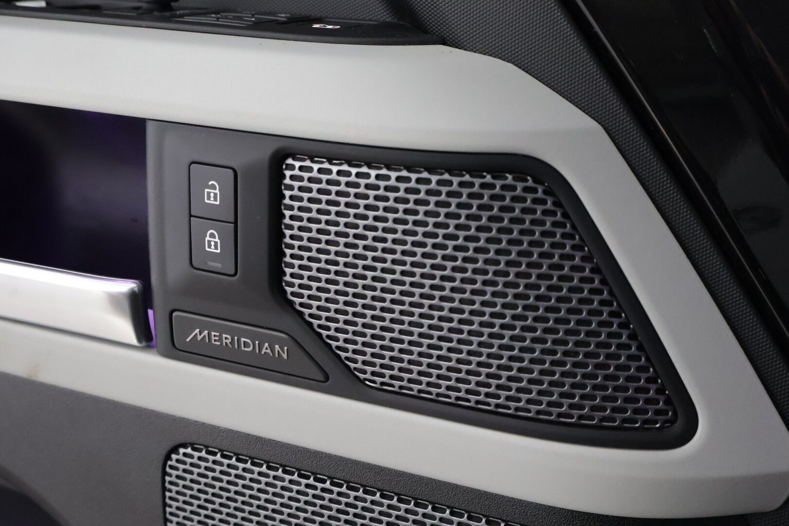 Land Rover Defender 2023 110 P400e Plug-in Hybrid SE 23MY * 1OM Suomiauto / Webasto / Meridian Surround / Matrix LED / Koukku / Nahkasisusta - Adapt.Vakkari / Ilma-Alusta / Terrain Response / Muistipenkki / Lämpölasi / SUPERVARUSTEET!