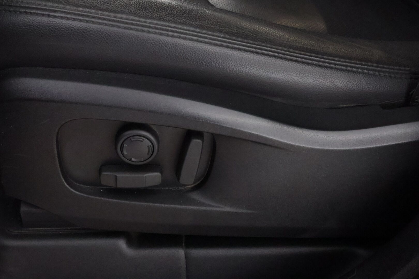 Land Rover Defender 2023 110 P400e Plug-in Hybrid SE 23MY * 1OM Suomiauto / Webasto / Meridian Surround / Matrix LED / Koukku / Nahkasisusta - Adapt.Vakkari / Ilma-Alusta / Terrain Response / Muistipenkki / Lämpölasi / SUPERVARUSTEET!