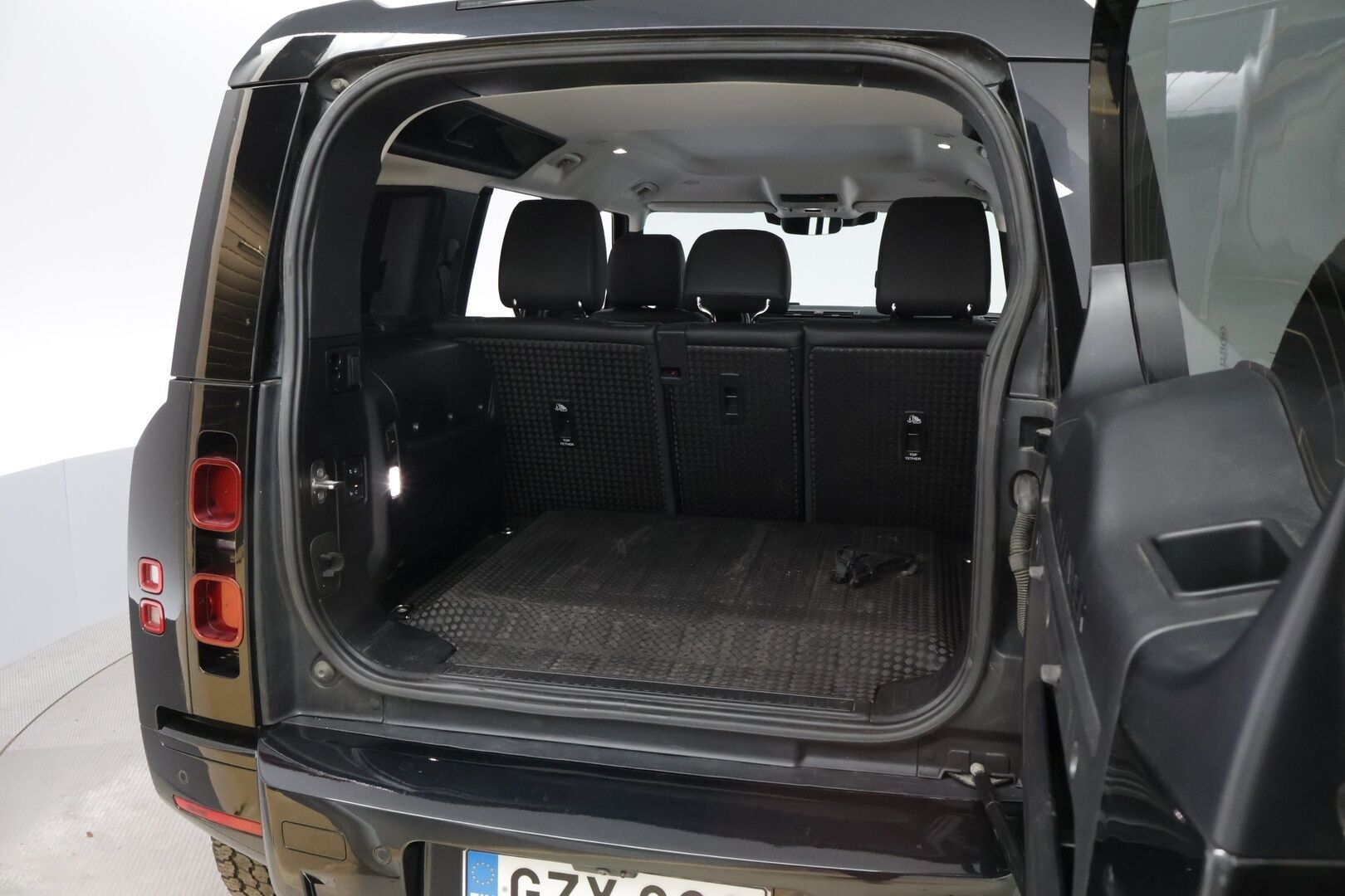 Land Rover Defender 2023 110 P400e Plug-in Hybrid SE 23MY * 1OM Suomiauto / Webasto / Meridian Surround / Matrix LED / Koukku / Nahkasisusta - Adapt.Vakkari / Ilma-Alusta / Terrain Response / Muistipenkki / Lämpölasi / SUPERVARUSTEET!