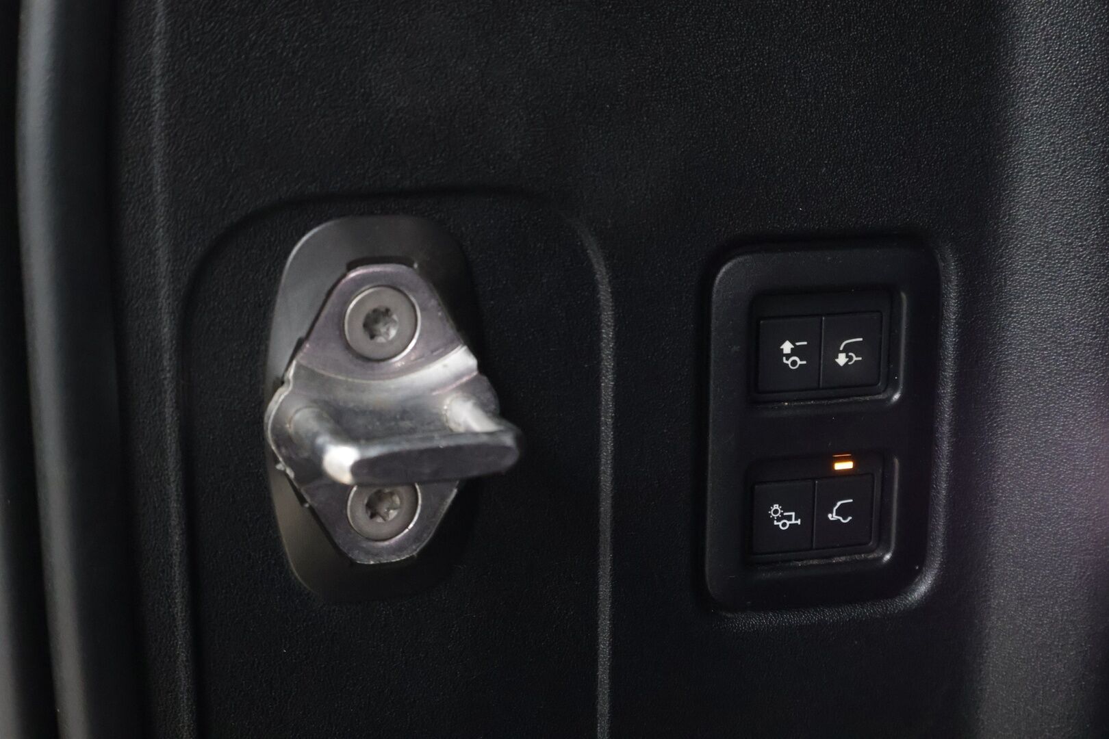 Land Rover Defender 2023 110 P400e Plug-in Hybrid SE 23MY * 1OM Suomiauto / Webasto / Meridian Surround / Matrix LED / Koukku / Nahkasisusta - Adapt.Vakkari / Ilma-Alusta / Terrain Response / Muistipenkki / Lämpölasi / SUPERVARUSTEET!