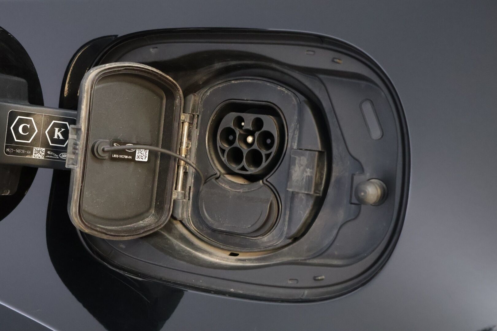 Land Rover Defender 2023 110 P400e Plug-in Hybrid SE 23MY * 1OM Suomiauto / Webasto / Meridian Surround / Matrix LED / Koukku / Nahkasisusta - Adapt.Vakkari / Ilma-Alusta / Terrain Response / Muistipenkki / Lämpölasi / SUPERVARUSTEET!