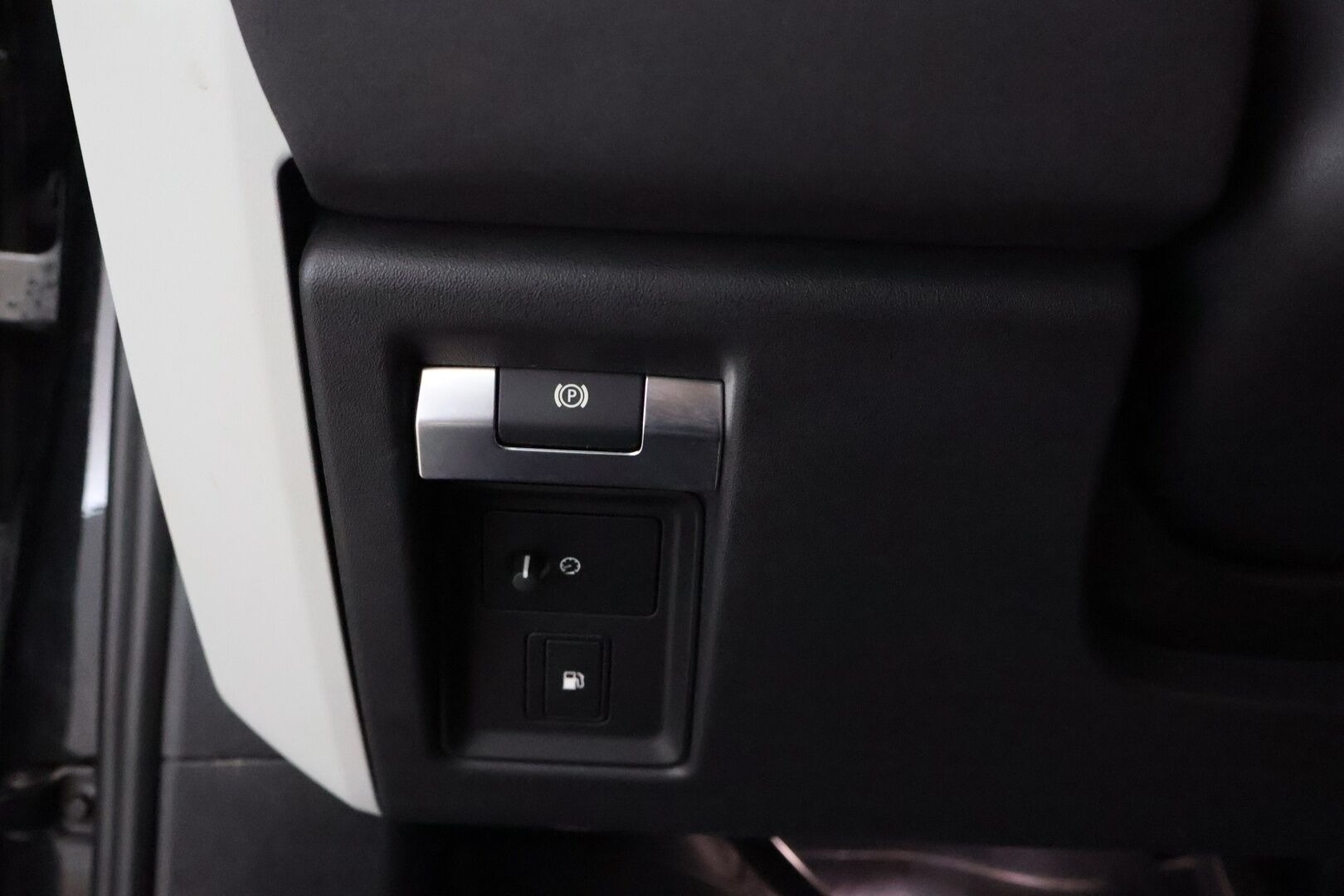 Land Rover Defender 2023 110 P400e Plug-in Hybrid SE 23MY - 2,99 % KORKOTARJOUS TÄHÄN AUTOON - 1OM Suomiauto / Webasto / Meridian / Matrix LED /  Adapt.Vakkari / Ilma-Alusta / Vetokoukku / Nahkasisusta / Supervarusteet!