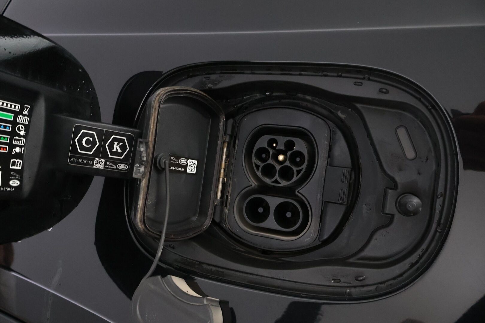 Land Rover Defender 2023 110 P400e Plug-in Hybrid SE 23MY - 2,99 % KORKOTARJOUS TÄHÄN AUTOON - 1OM Suomiauto / Webasto / Meridian / Matrix LED /  Adapt.Vakkari / Ilma-Alusta / Vetokoukku / Nahkasisusta / Supervarusteet!