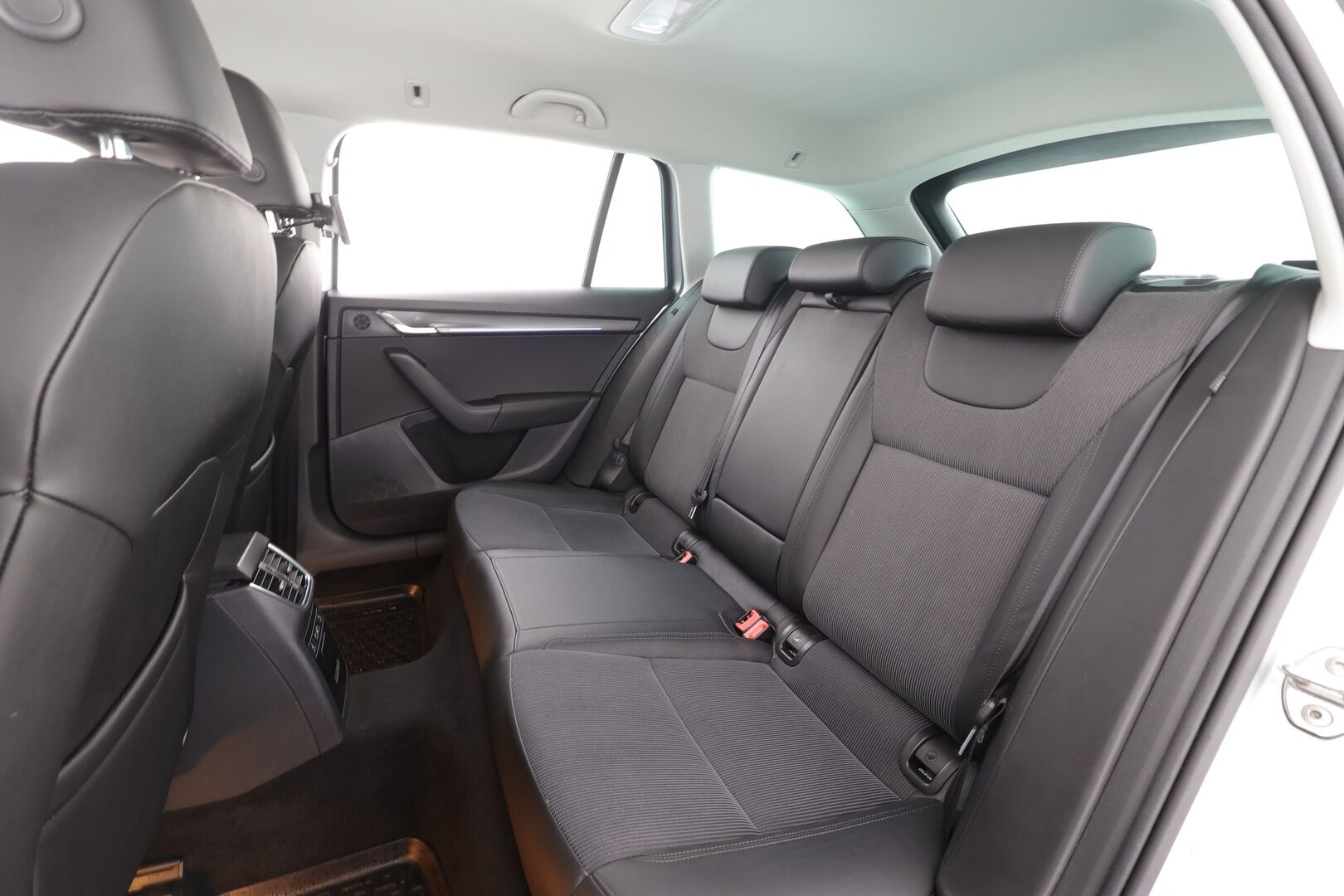 Skoda Octavia 2019 Combi 1,5 TSI Style DSG * ACC / P.kamera / Canton / Webasto / Navi / Digimittaristo / Koukku / Puolinahat / Ratinlämmitin * - Kahdet renkaat aluvanteilla