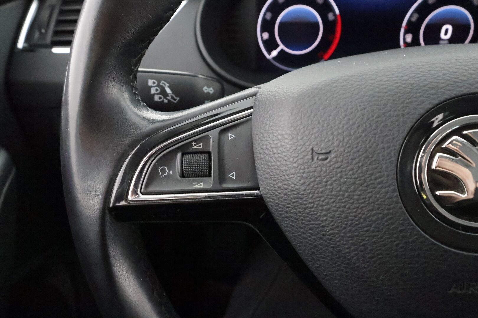 Skoda Octavia 2019 Combi 1,5 TSI Style DSG * ACC / P.kamera / Canton / Webasto / Navi / Digimittaristo / Koukku / Puolinahat / Ratinlämmitin * - Kahdet renkaat aluvanteilla