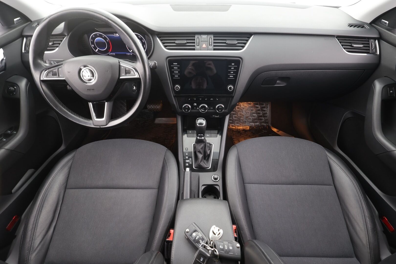 Skoda Octavia 2019 Combi 1,5 TSI Style DSG * ACC / P.kamera / Canton / Webasto / Navi / Digimittaristo / Koukku / Puolinahat / Ratinlämmitin * - Kahdet renkaat aluvanteilla