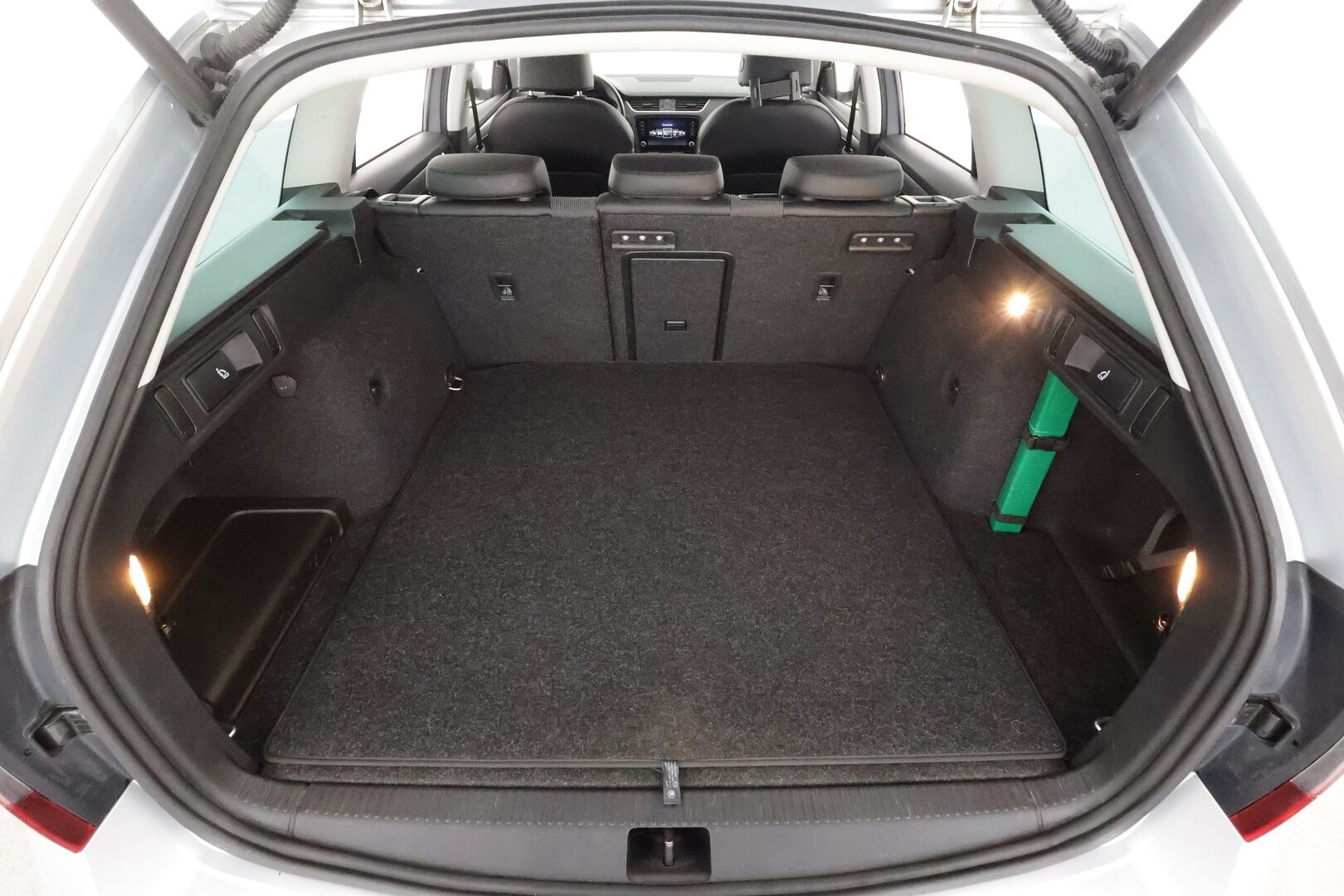 Skoda Octavia 2019 Combi 1,5 TSI Style DSG * ACC / P.kamera / Canton / Webasto / Navi / Digimittaristo / Koukku / Puolinahat / Ratinlämmitin * - Kahdet renkaat aluvanteilla