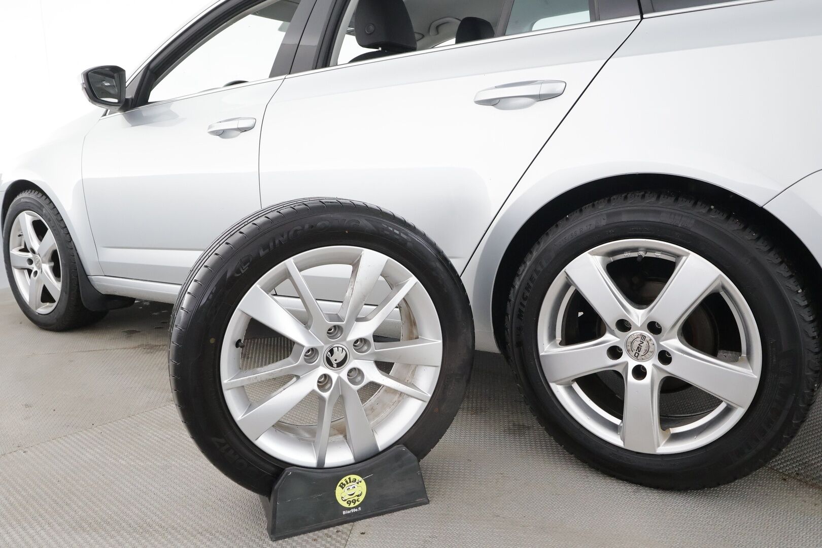 Skoda Octavia 2019 Combi 1,5 TSI Style DSG * ACC / P.kamera / Canton / Webasto / Navi / Digimittaristo / Koukku / Puolinahat / Ratinlämmitin * - Kahdet renkaat aluvanteilla