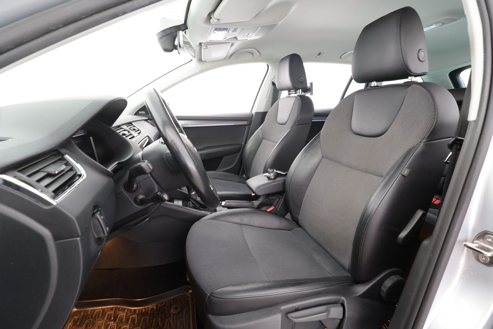 Skoda Octavia 2019 Combi 1,5 TSI Style DSG * ACC / P.kamera / Canton / Webasto / Navi / Digimittaristo / Koukku / Puolinahat / Ratinlämmitin * - Kahdet renkaat aluvanteilla